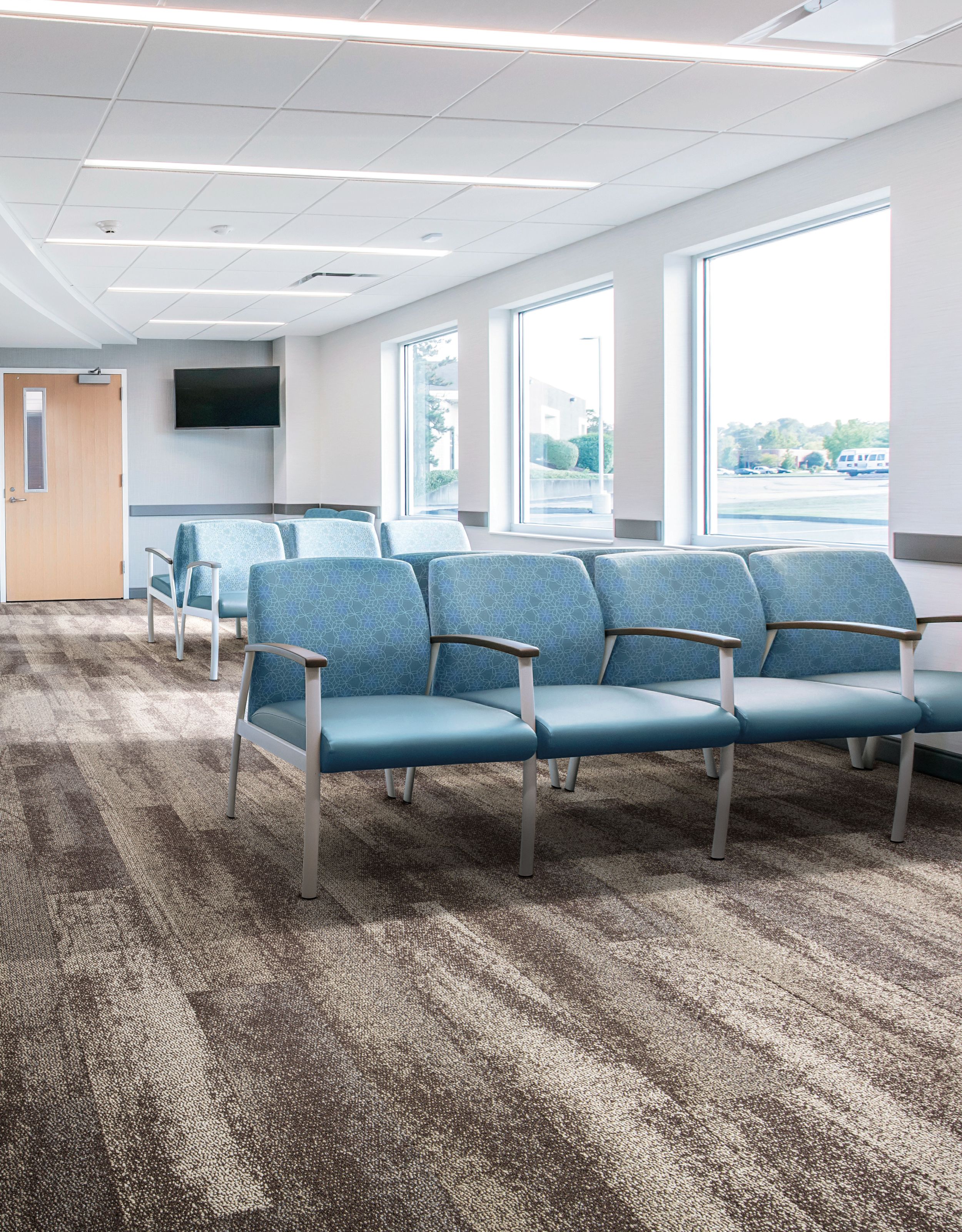 Interface Neighborhood Smooth plank carpet tile in waiting room with blue chairs imagen número 8